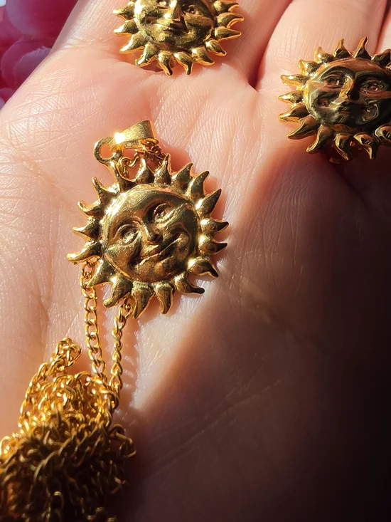 Whimsical 90s Gold Sun Face Pendant Necklace and Clip-ins Earring Set - Picture 6 of 11
